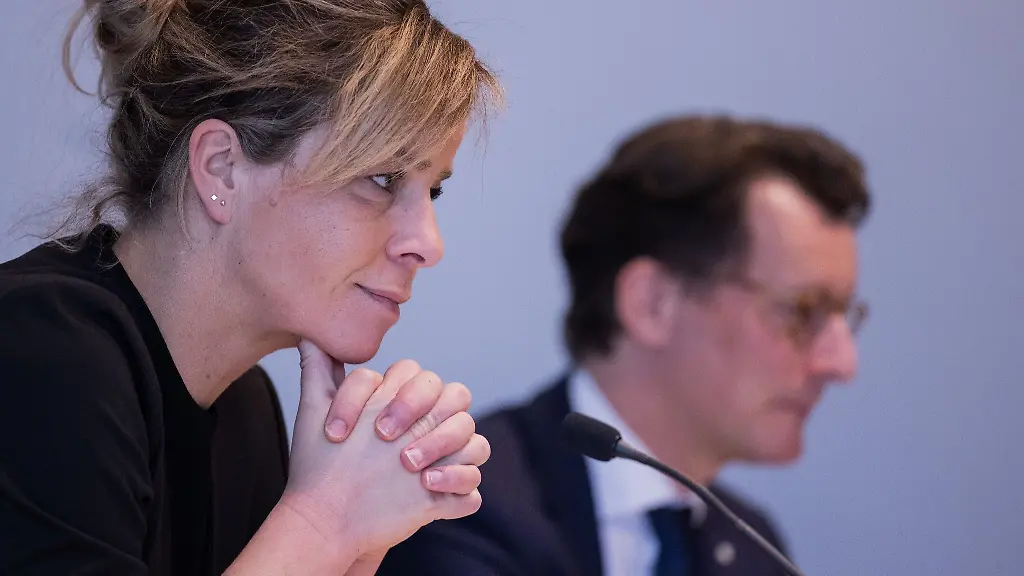 Hendrik-Wuest-CDU-r-Ministerpraesident-von-Nordrhein-Westfalen-und-Mona-Neubaur-Buendnis-90-Die-Gruenen-l-Wirtschaftsministerin