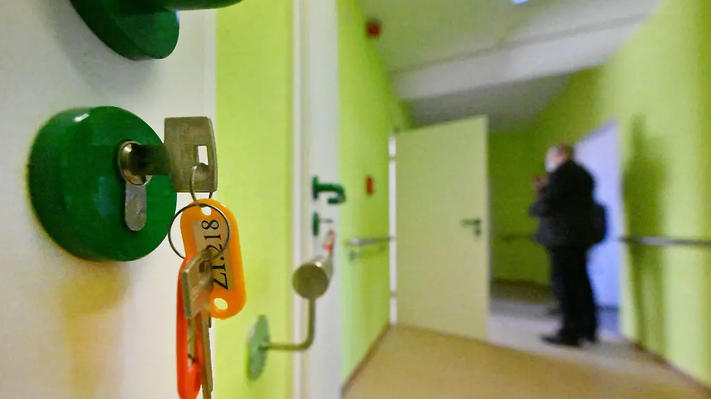 Schluessel-stecken-im-Schloss-in-einer-Unterkunft-von-ukrainischen-Gefluechteten-in-Jena-Zwaetzen