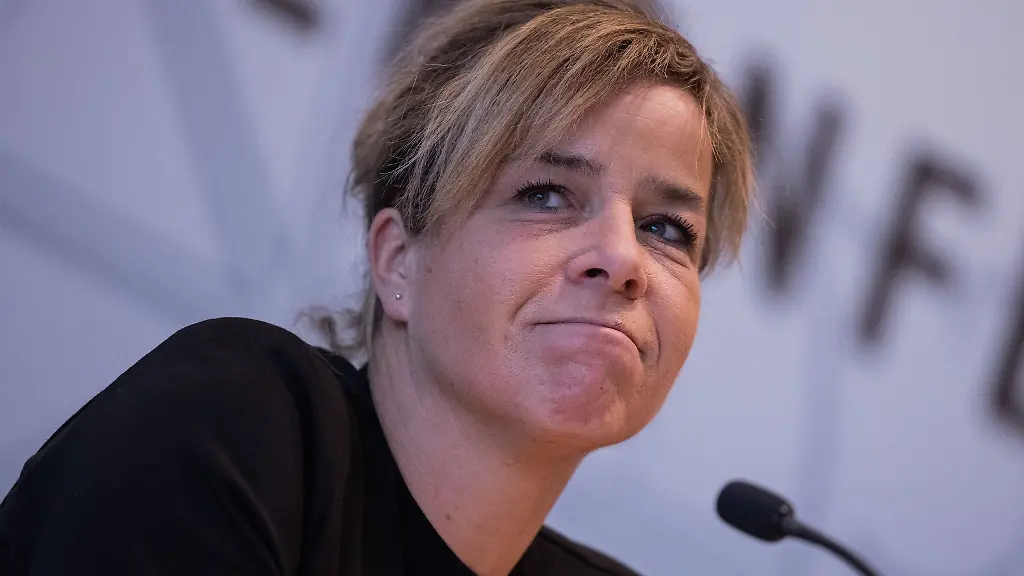 Mona-Neubaur-Buendnis-90-Die-Gruenen-Ministerin-fuer-Wirtschaft-Industrie-Klimaschutz-und-Energie-spricht-in-der-Landespressekonferenz