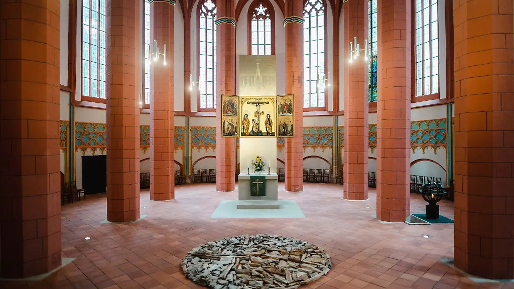 Das-Kunstwerk-Petrified-Wood-Circle-von-Richard-Long-ist-in-der-Stadtkirche-St-Jakobi-zu-sehen