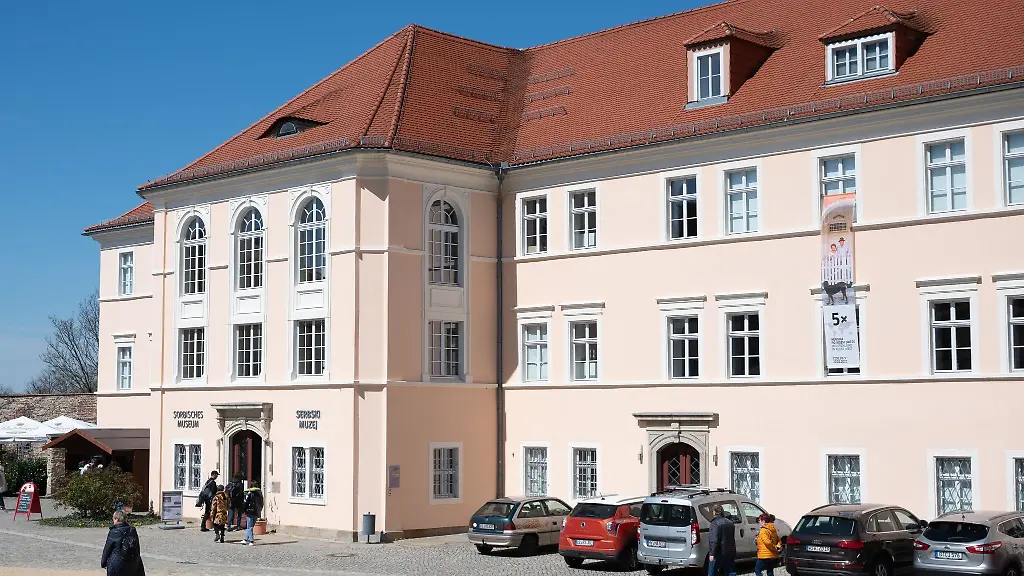 Besucher-stehen-vor-dem-Sorbischen-Museum-Bautzen