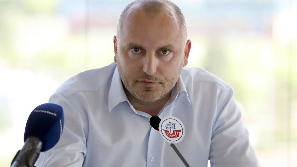 Hansa-Rostocks-Vorstandsvorsitzender-Robert-Marien-waehrend-einer-Pressekonferenz