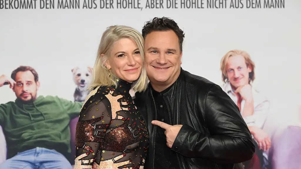 Die-Regisseurin-Laura-Lackmann-und-der-Designer-Guido-Maria-Kretschmer-zeigen-sich-bei-der-Premiere-des-Films-Caveman-am-Roten-Teppich-in-der-Astor-Filmlounge-im-ARRI