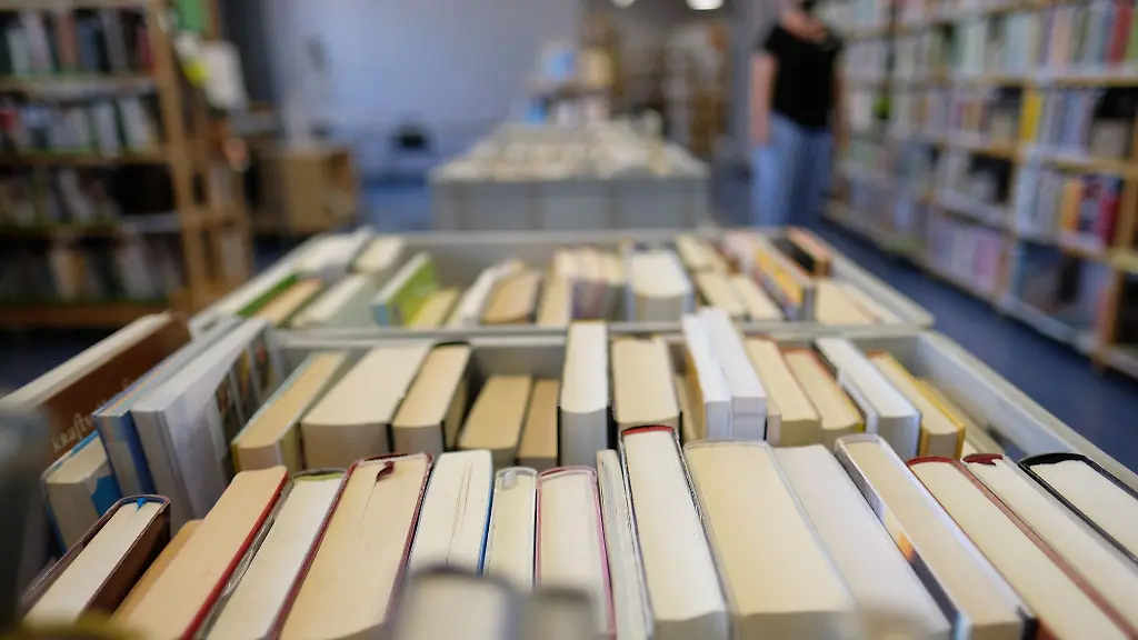 Buecher-stehen-in-einer-Stadtbibliothek-in-Boxen-auf-einem-Tisch