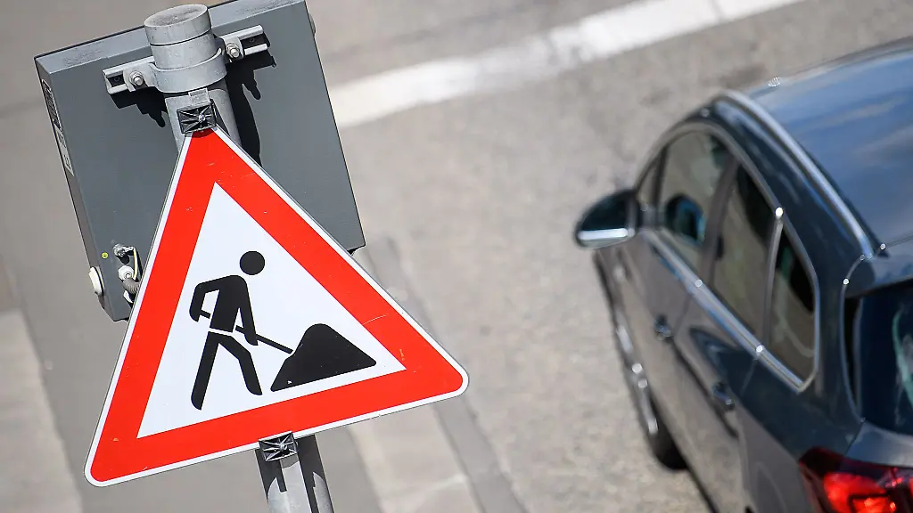 Ein-Auto-steht-neben-einem-Baustellenschild