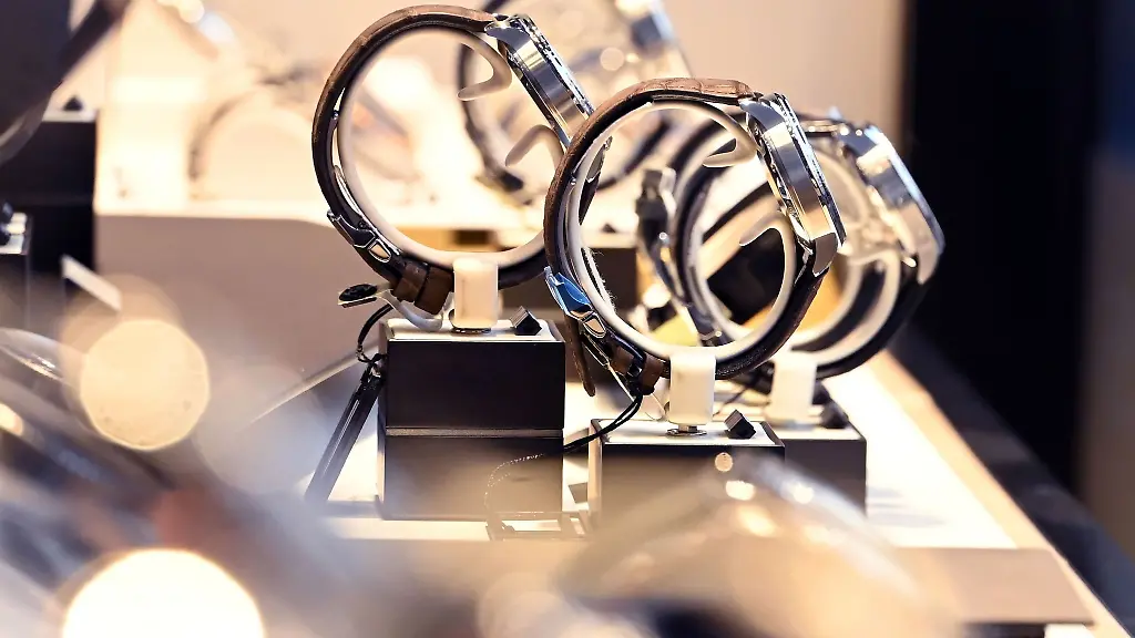 Zu-sehen-sind-diverse-Schmuckstuecke-in-einem-Schaufenster