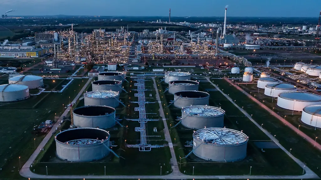 Blick-auf-die-Anlagen-der-Total-Raffinerie-und-den-Chemieparks-in-Leuna