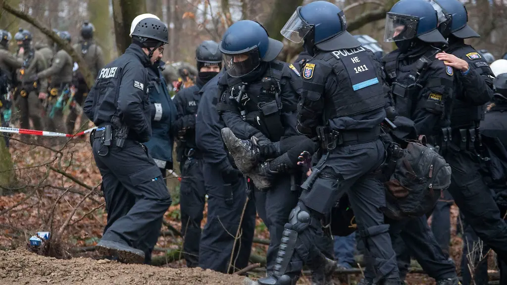 Die-letzten-Aktivisten-werden-im-Fechenheimer-Wald-von-Polizisten-fortgetragen
