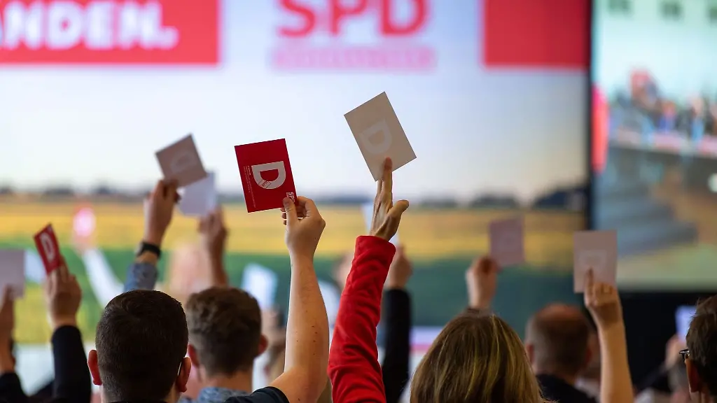 Parteimitglieder-stimmen-bei-einem-Landesparteitag-der-SPD-ab