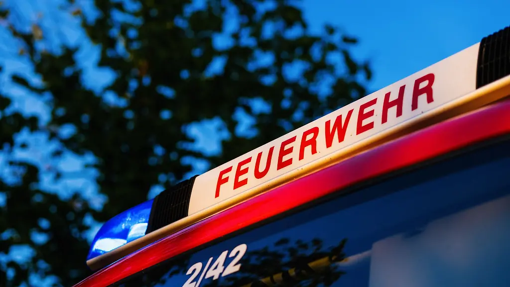 Ein-Blaulicht-leuchtet-auf-dem-Dach-eines-Einsatzfahrzeugs-der-Feuerwehr