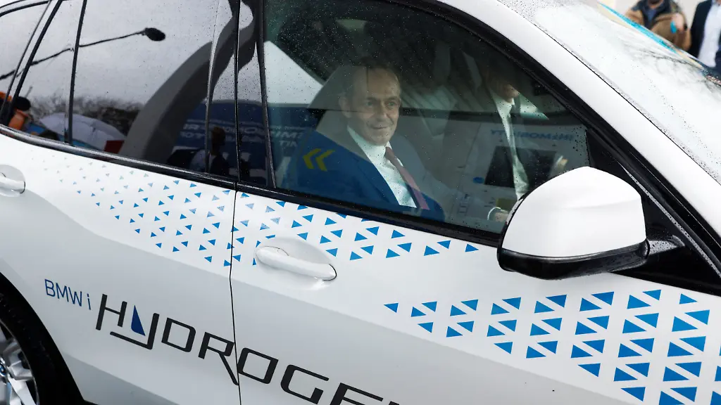 2023-01-11T140744Z-1341984955-RC2COY9LWXV8-RTRMADP-3-CLIMATE-CHANGE-GERMANY-HYDROGEN-FUEL