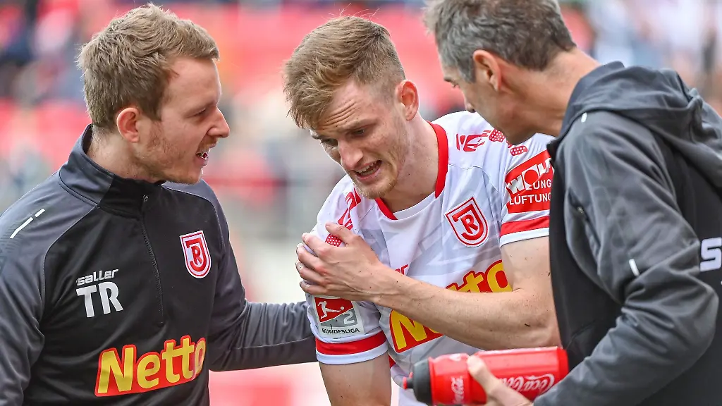 Scott-Kennedy-m-von-Jahn-Regensburg-geht-verletzt-vom-Platz