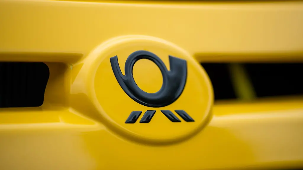 Das-Logo-der-Deutschen-Post-auf-dem-Kuehlergrill-eines-Fahrzeugs