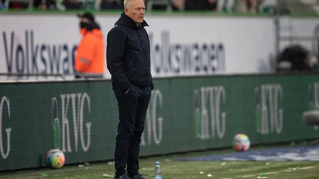 Freiburgs-Trainer-Christian-Streich-steht-am-Spielfeldrand