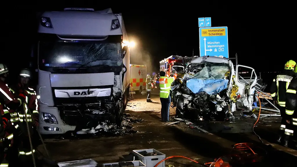 Polizei-und-Feuerwehr-sind-an-einer-Unfallstelle-auf-der-B31-im-Einsatz