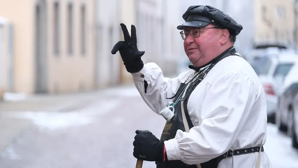 Stadtfuehrer-in-der-Rolle-des-Brauers-Michael-Thomas-Mielenz-spricht-bei-der-Freiberger-Fan-Bierfuehrung