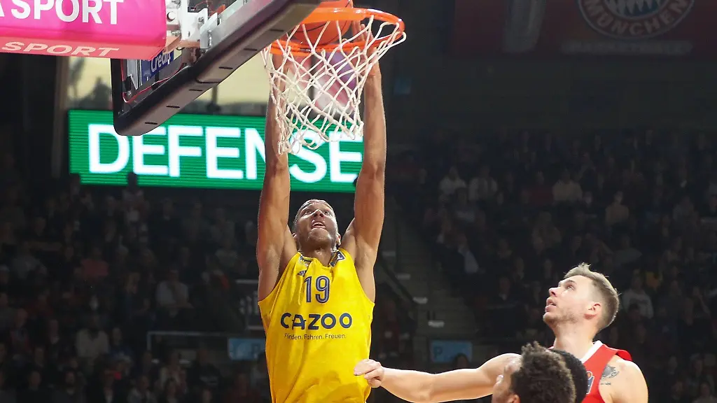 Louis-Olinde-l-von-Alba-Berlin-geht-zum-Korb