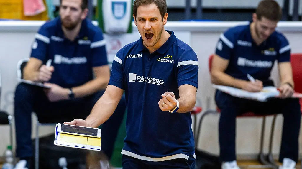 Trainer-Felix-Koslowski-freut-sich-ueber-Sieg-in-Aachen