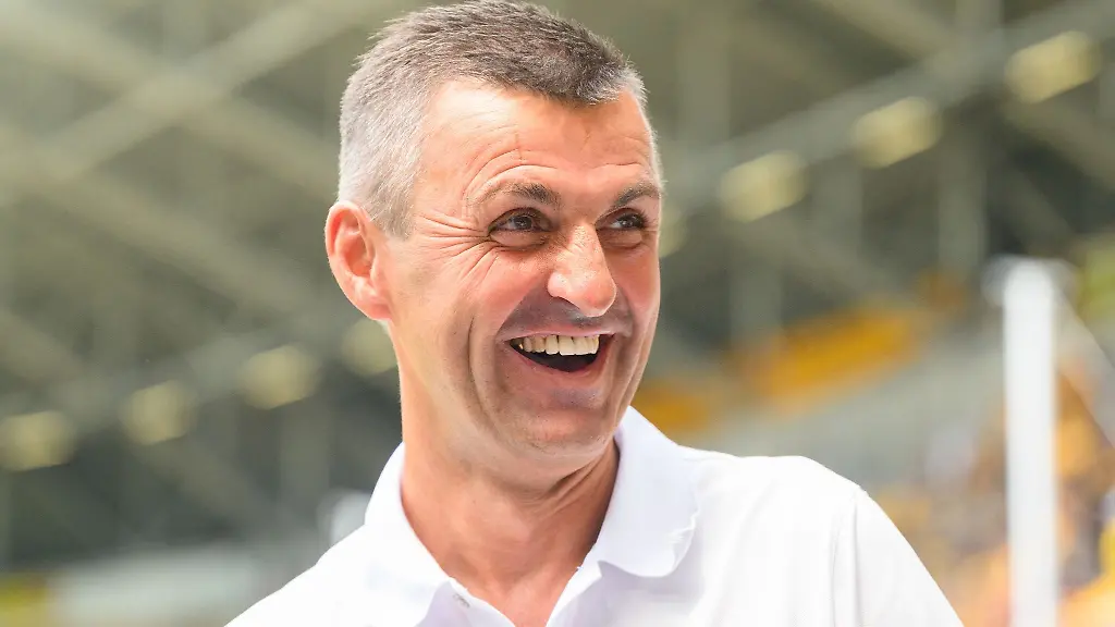 Muenchens-Trainer-Michael-Koellner-steht-im-Stadion