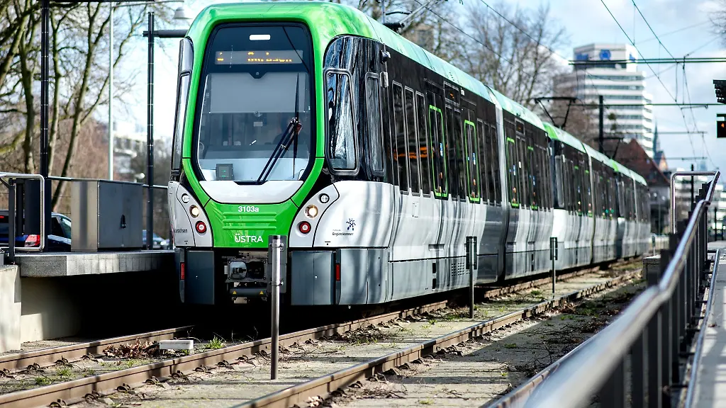 Eine-Stadtbahn-der-Uestra-Hannoversche-Verkehrsbetriebe-steht-an-der-Haltestelle-Leibniz-Universitaet
