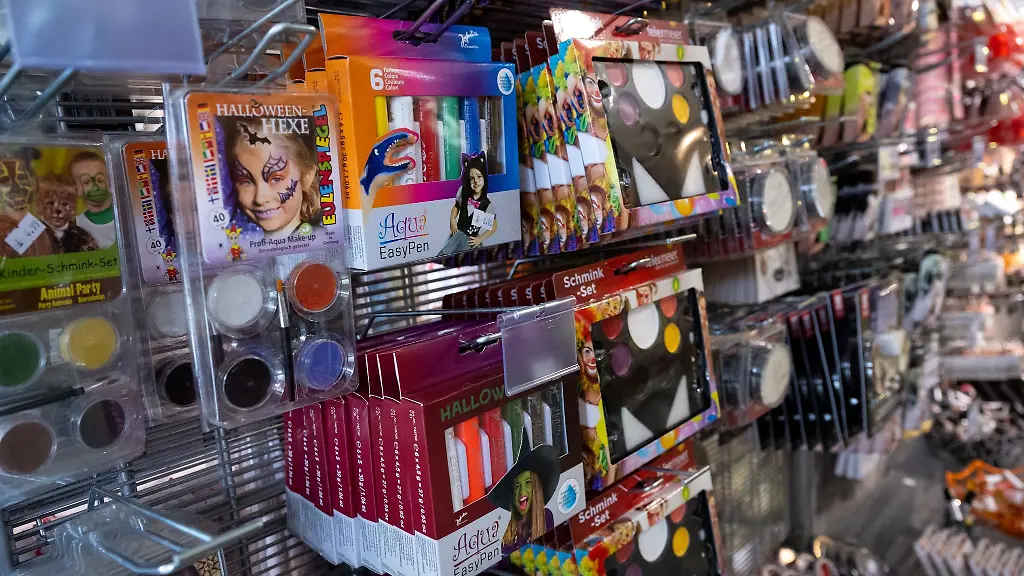 Faschingsschminke-haengt-in-einem-Regal-in-einer-Filiale-von-Feiermeier