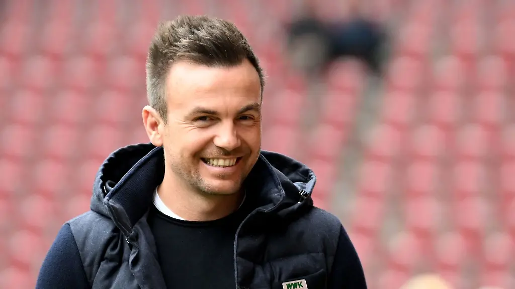 Augsburgs-Trainer-Enrico-Maassen-lacht