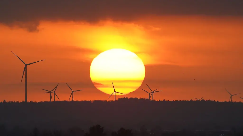 Die-Sonne-geht-hinter-Windraedern-unter