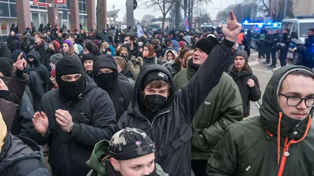 Mit-lauten-Sprechchoeren-zieht-ein-Demonstrationszug-gegen-Rechtsextremismus-durch-die-Luebecker-Strasse