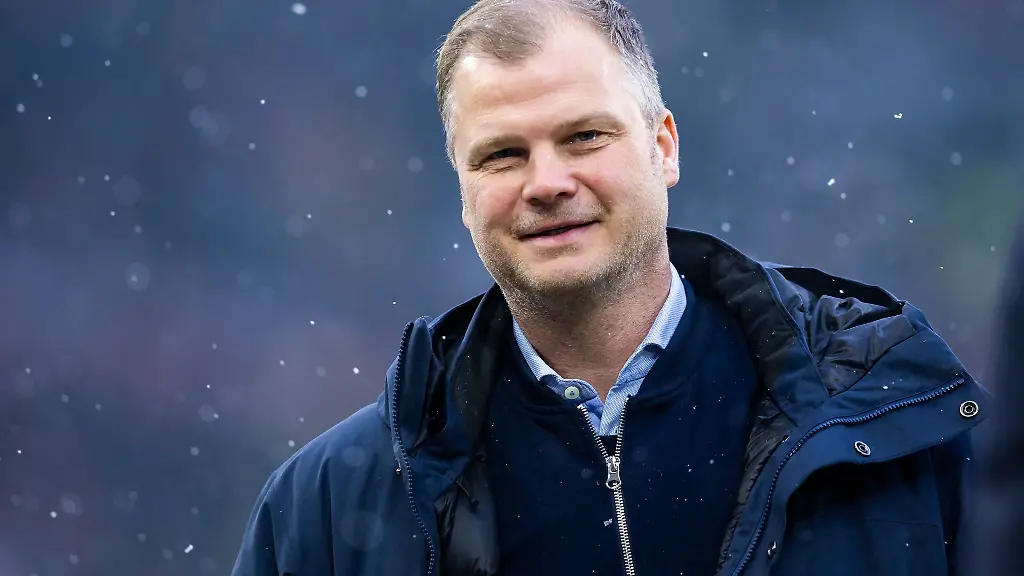 Stuttgarts-Sportdirektor-Fabian-Wohlgemuth-steht-vor-dem-Spiel-im-Stadion