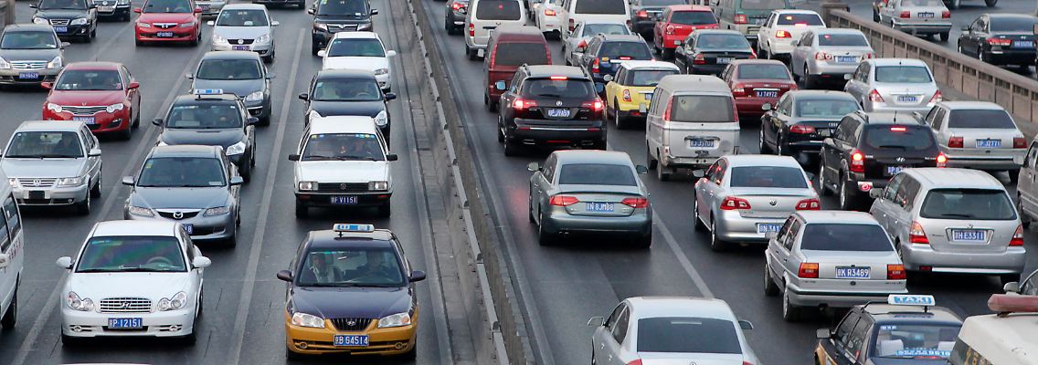 Die neue Mobilität der Massen droht die Infrastruktur schnell wachsender Metropolen zu überlasten: Stoßverkehr auf einer der Ringstraßen Pekings.
