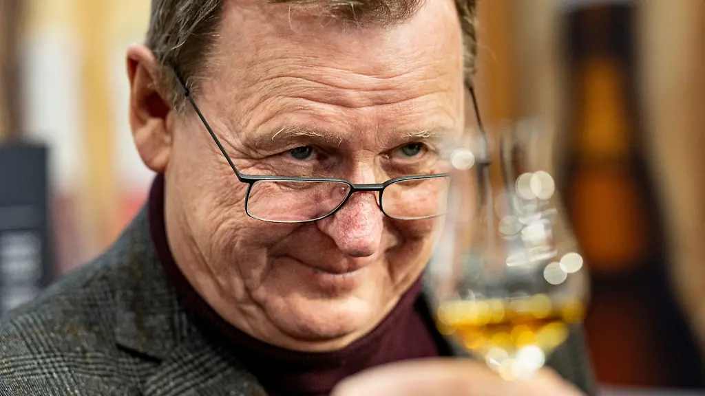 Bodo-Ramelow-Die-Linke-Thueringens-Ministerpraesident-begutachtet-auf-der-Eroeffnung-des-Laendertags-Thueringen-in-der-Thueringen-Halle-auf-der-Gruenen-Woche-ein-Glas-mit-Whisky