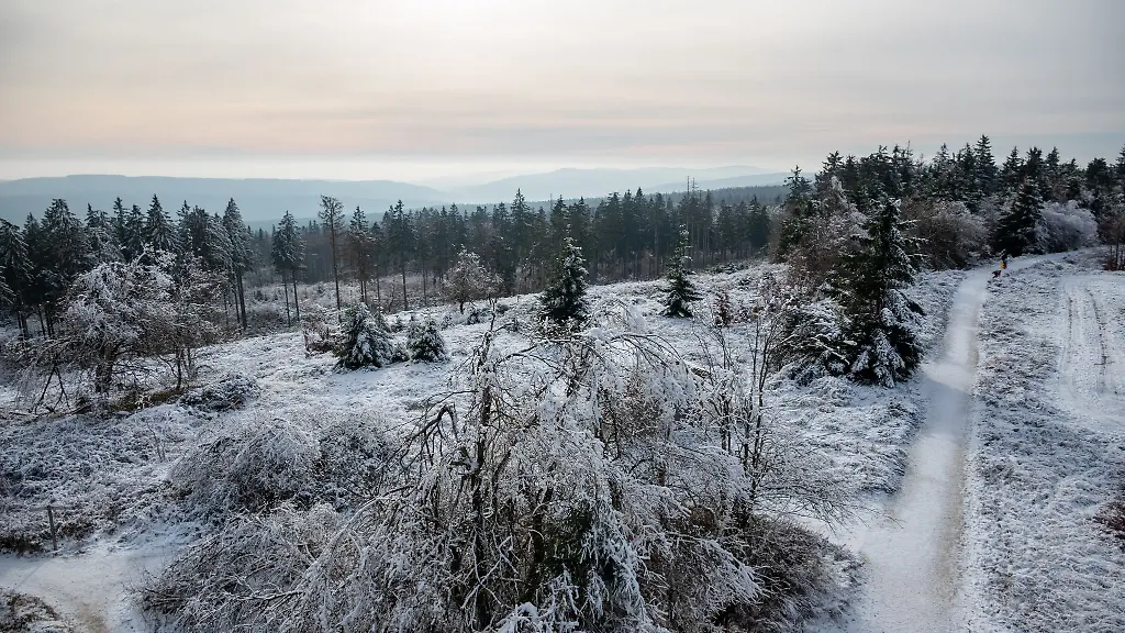 Ein-bedeckter-Himmel-zeigt-sich-bei-Minusgraden-ueber-einem-Gipfel