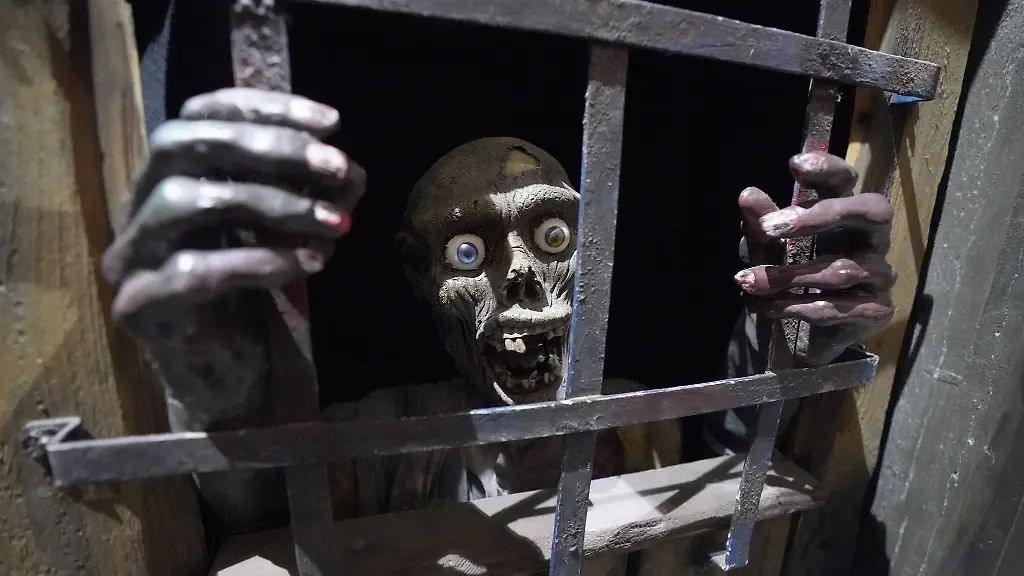 Eine-Puppe-ist-im-Folterkeller-waehrend-der-Inventur-im-Hamburg-Dungeon-in-der-Speicherstadt-zu-sehen