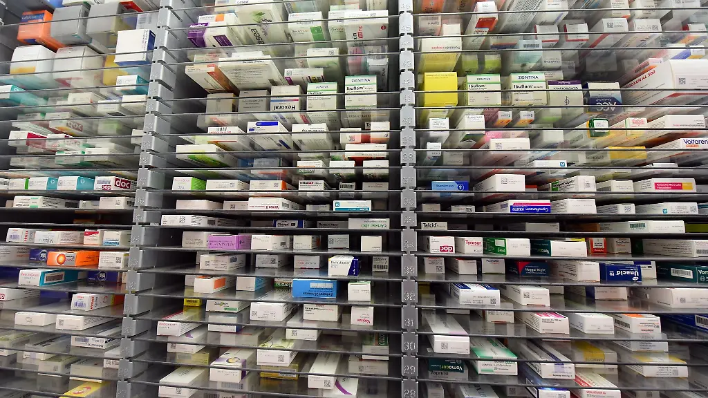 Medikamente-liegen-im-Lager-einer-Apotheke