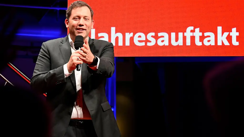 SPD-Chef-Lars-Klingbeil-spricht-bei-der-Jahresauftaktveranstaltung-der-SPD-Bremen