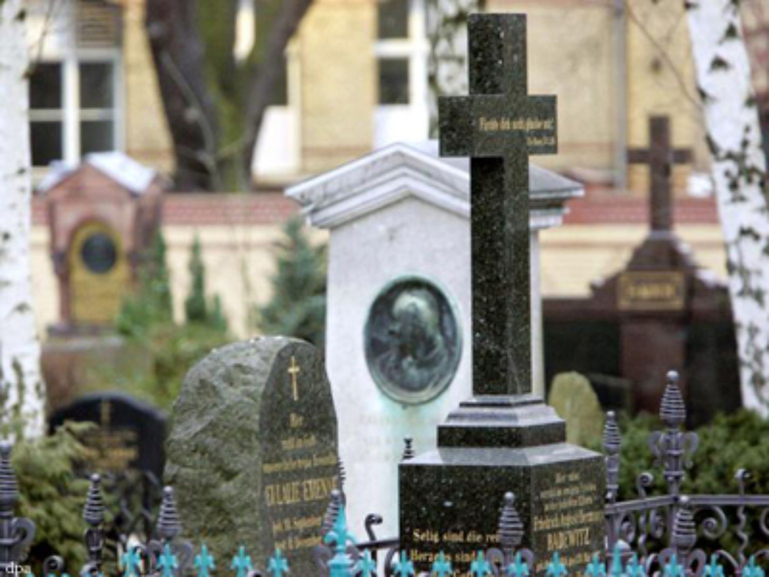 Auf dem traditionsreichen Dorotheenstädtischen Friedhof in Berlin-Mitte findet man die Grabstätten vieler Prominenter.