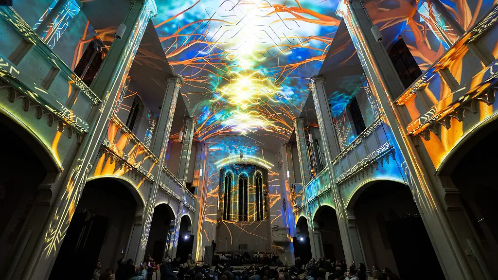 Laserprojektionen-sind-zum-Start-der-Lichtshow-Genesis-in-der-St-Markus-Kirche-zu-sehen