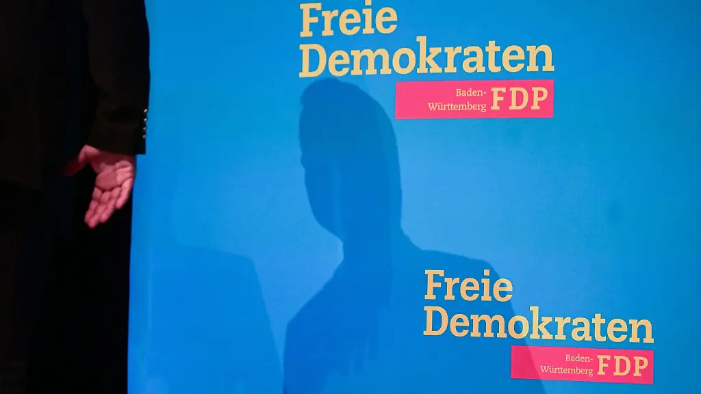 Ein-FDP-Mitglied-wirft-bei-einem-Landesparteitag-einen-Schatten