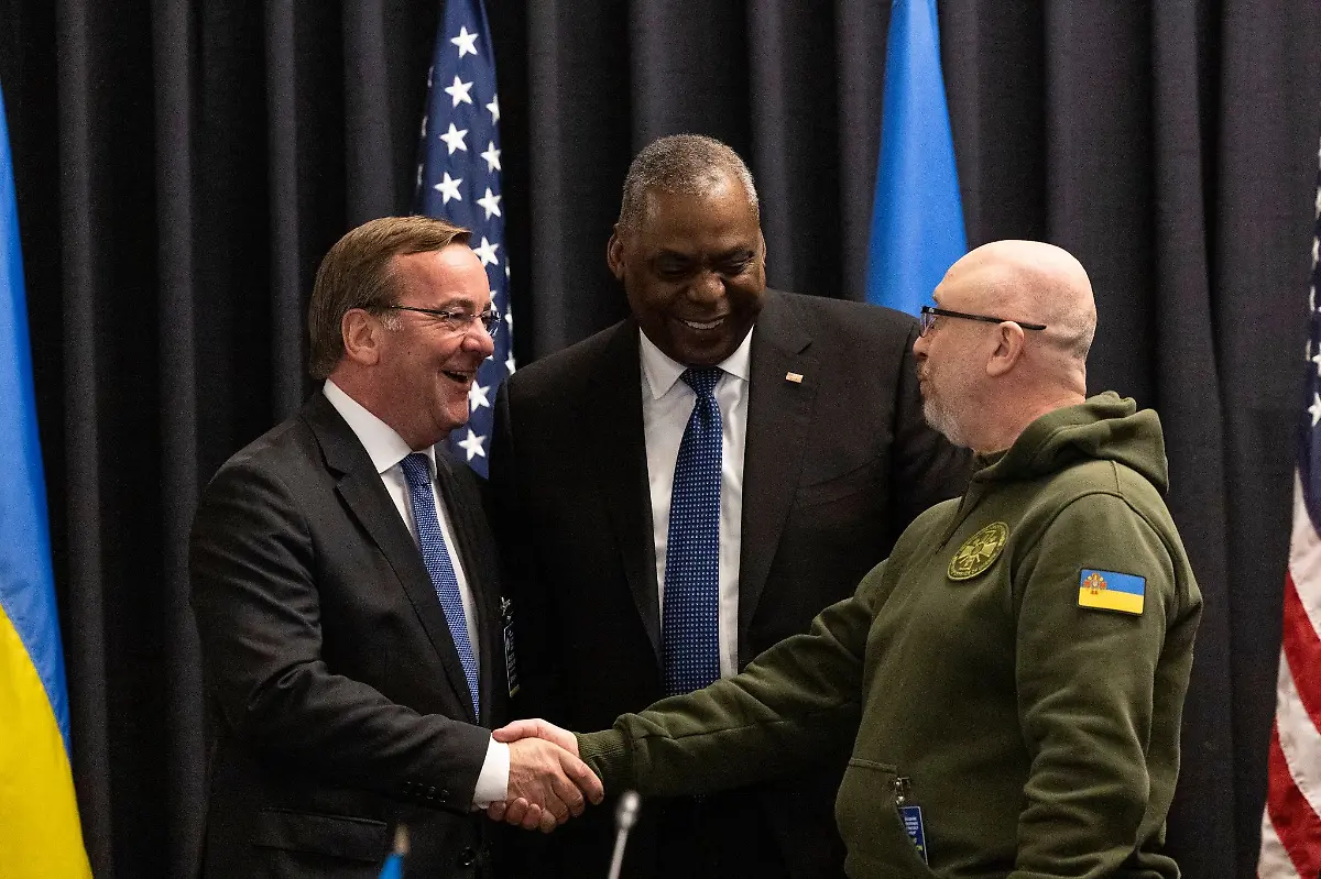 Verteidigungsminister-Boris-Pistorius-l-mit-seinem-ukrainischen-Kollegen-Olexij-Resnikow-r-und-dem-amerikanischen-Verteidigungsminister-Lloyd-Austin-auf-der-Ukraine-Konferenz-in-Ramstein