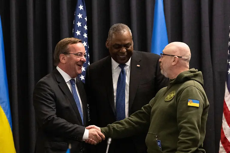 Verteidigungsminister-Boris-Pistorius-l-mit-seinem-ukrainischen-Kollegen-Olexij-Resnikow-r-und-dem-amerikanischen-Verteidigungsminister-Lloyd-Austin-auf-der-Ukraine-Konferenz-in-Ramstein