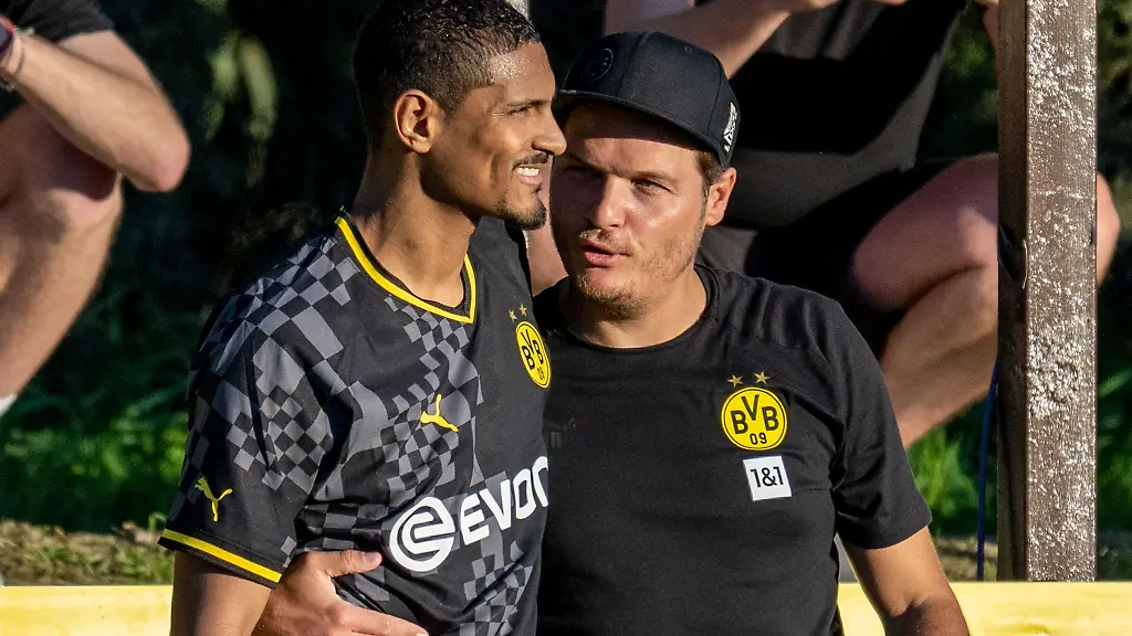Sebastien-Haller-l-spricht-mit-Trainer-Edin-Terzic