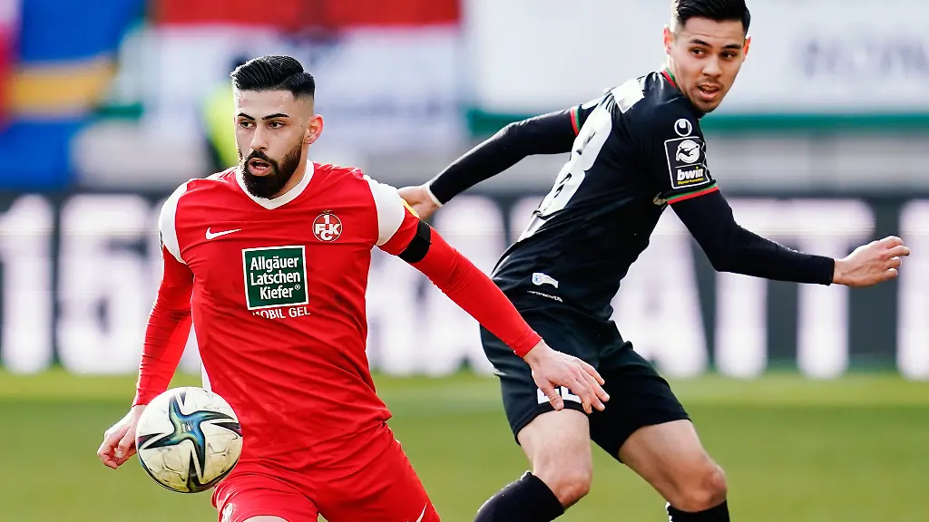 Kaiserslauterns-Hikmet-Ciftci-l-und-Magdeburgs-Raphael-Obermair-kaempfen-um-den-Ball