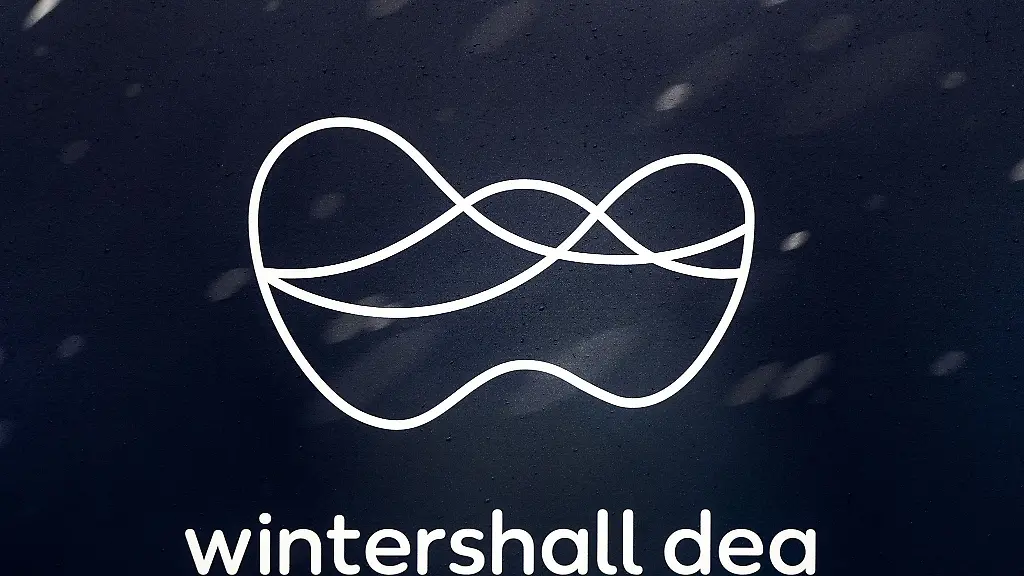 Regentropfen-sind-vor-dem-Logo-von-Wintershall-Dea-an-einem-Schild-zu-sehen