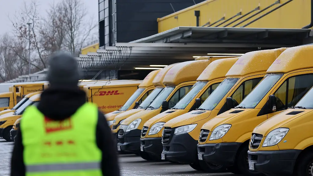 Am-Zustellstuetzpunkt-der-Deutschen-Post-DHL-haben-sich-die-Mitarbeiter-zum-Warnstreik-eingefunden