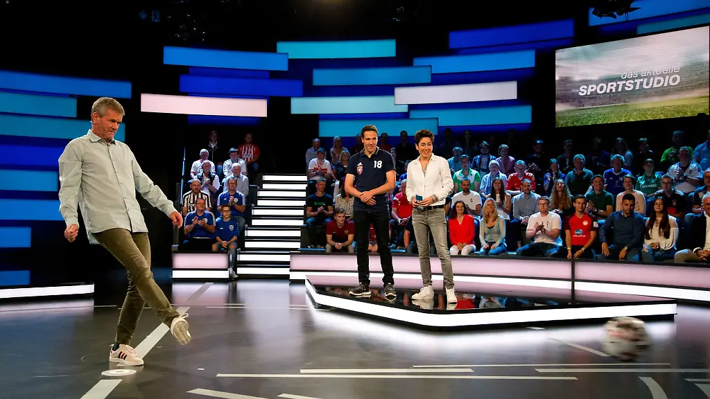 Der-Schoenberger-Jahn-Sylas-Schmidt-darf-sich-an-der-beruehmten-Torwand-versuchen