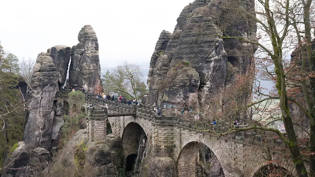 Passanten-gehen-ueber-die-Basteibruecke-in-der-Saechsischen-Schweiz