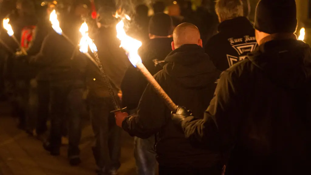 Teilnehmer-einer-rechten-Demonstration-marschieren-in-Magdeburg