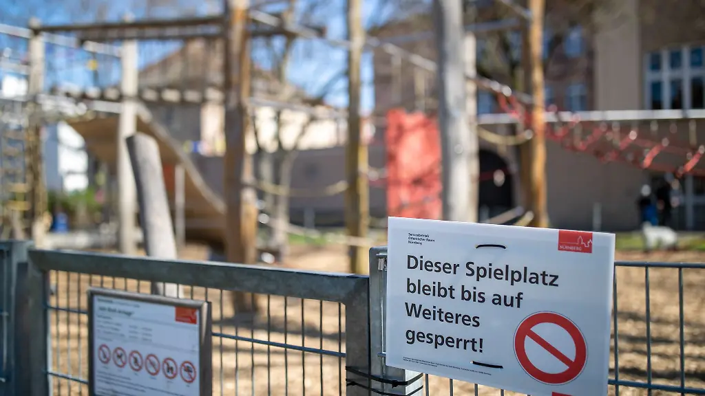 Dieser-Spielplatz-bleibt-bis-auf-Weiteres-gesperrt-steht-auf-einem-Schild-der-Stadt