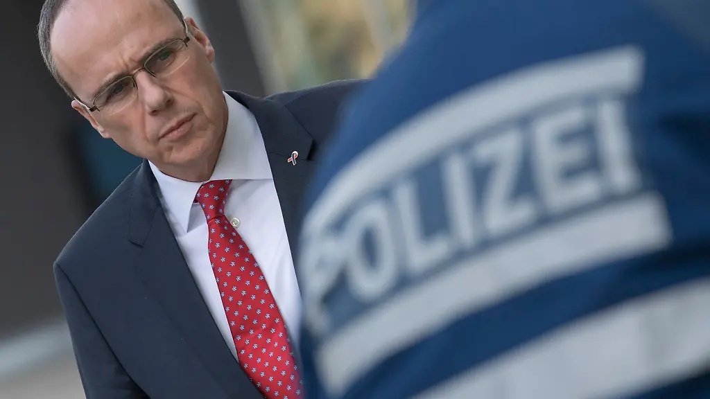 Peter-Beuth-Innenminister-von-Hessen-nimmt-die-Ausstattung-eines-Polizisten-in-Augenschein