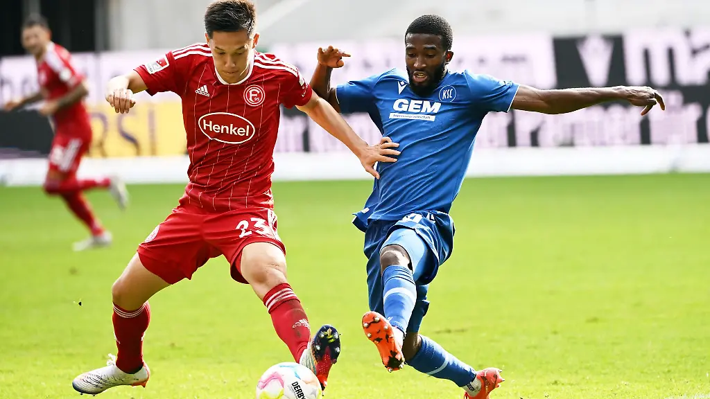 Der-Karlsruher-Kelvin-Arase-r-und-der-Duesseldorfer-Shinta-Appelkamp-kaempfen-um-den-Ball